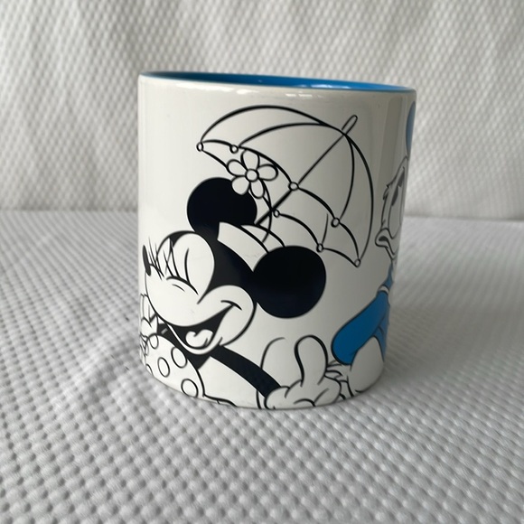 Disney World Mickey Mouse and Friends  16 oz Collectable Mug. - Picture 4 of 6